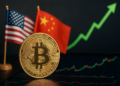 banderas de estados unidos y china; una moneda de bitcoin; flecha verde hacia arriba.